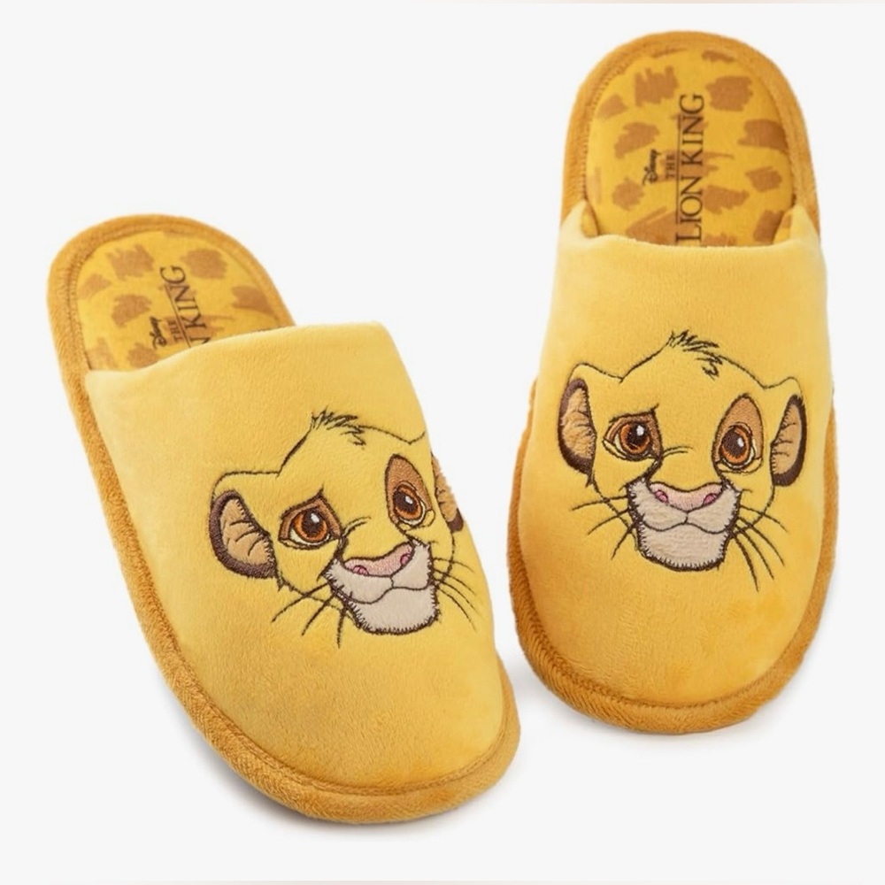 NWT Disney Simba Yellow Plush Slippers women’s size 7/8